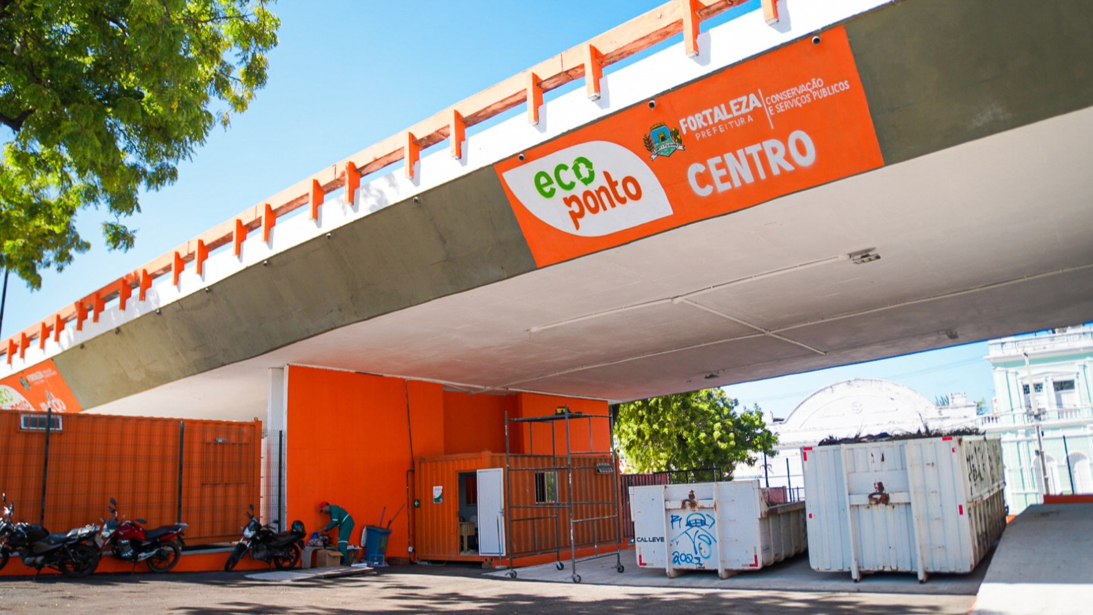 A imagem mostra o Super Ecoponto no Centro de Fortaleza. É uma estrutura para recolhimento de resíduos localizada embaixo de um viaduto 